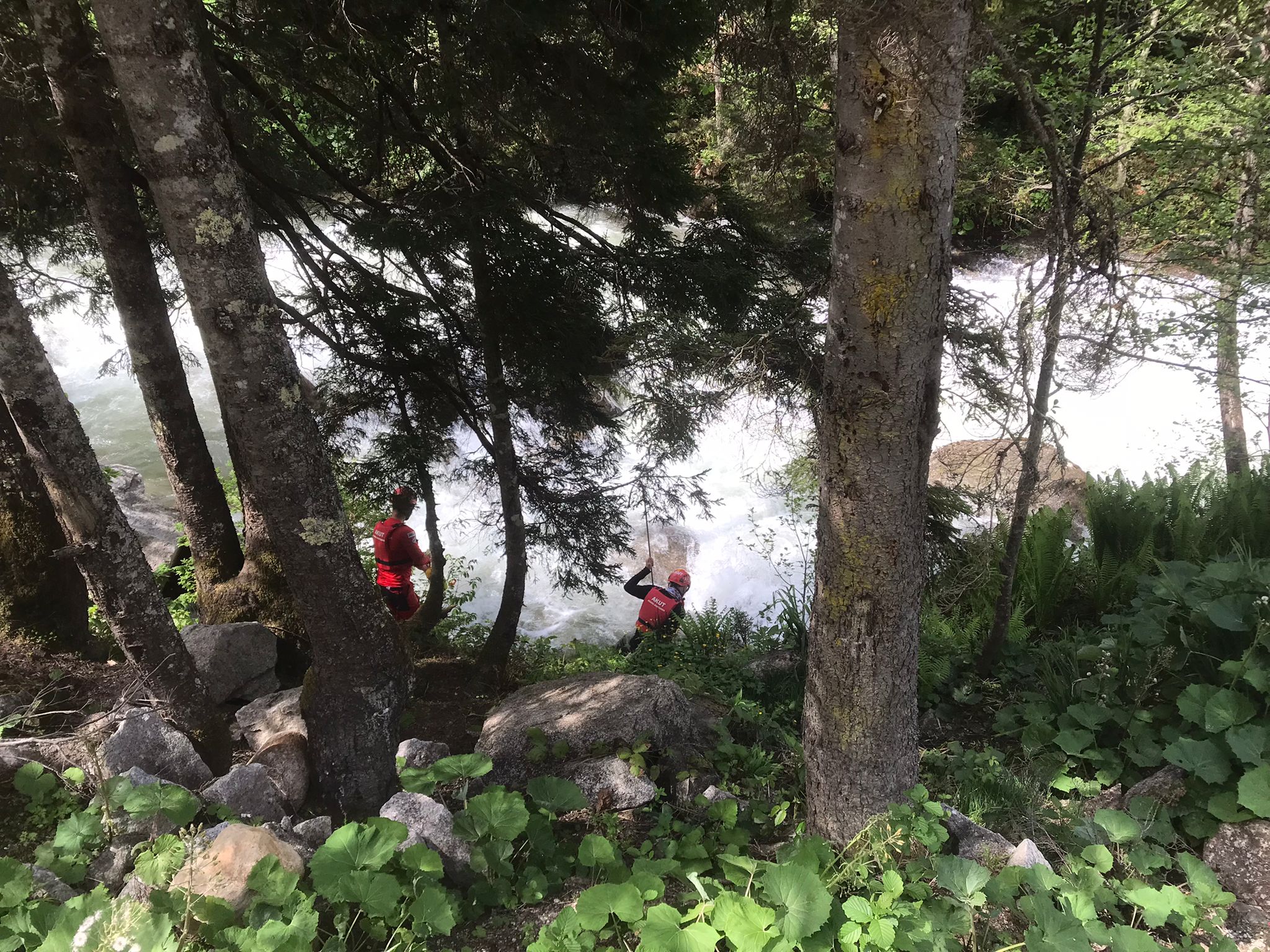 Fotoğraf çektirirken dereye düşerek kaybolan turisti arama çalışmaları sürüyor