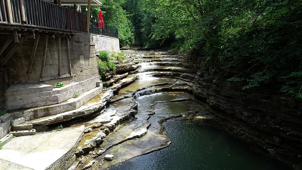  Trabzon un Hayrat ilçesinde ağaçların arasına gizlenmiş şelale, ziyaretçilerine su ve kuş sesleri eşliğinde tabiatla iç içe vakit geçirme imkanı sunuyor