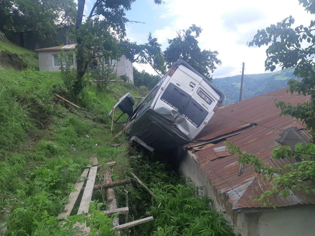 Cenazeye gidenleri taşıyan minibüsün evin çatısına devrildiği kazada 7 kişi yaralandı