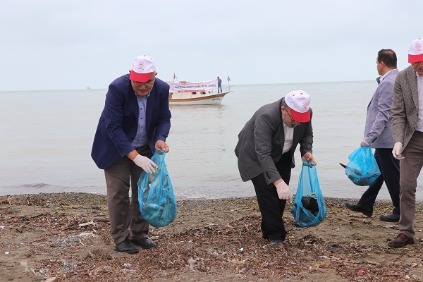 Trabzon da, Çevre Haftası dolayısıyla sahilde temizlik yapıldı