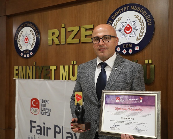 Rize'de polis memuru Seçkin Yıldız, "herkes için futbolda mavi kart" adlı uygulama ile Türkiye Milli Olimpiyat Komitesi (TMOK) Fair Play Ödülü'ne layık görüldü.