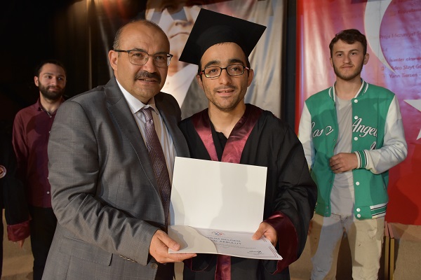Trabzon da özel gereksinimli kursiyerler mezuniyet heyecanı yaşadı