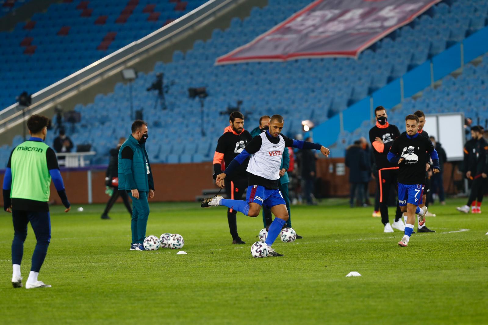 Trabzonspor maç öncesi ısınmaya Özkan Sümer t-shirtlerleri giyerek çıkdı