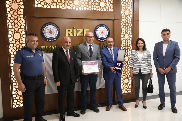 Rize'de polis memuru Seçkin Yıldız, "herkes için futbolda mavi kart" adlı uygulama ile Türkiye Milli Olimpiyat Komitesi (TMOK) Fair Play Ödülü'ne layık görüldü.