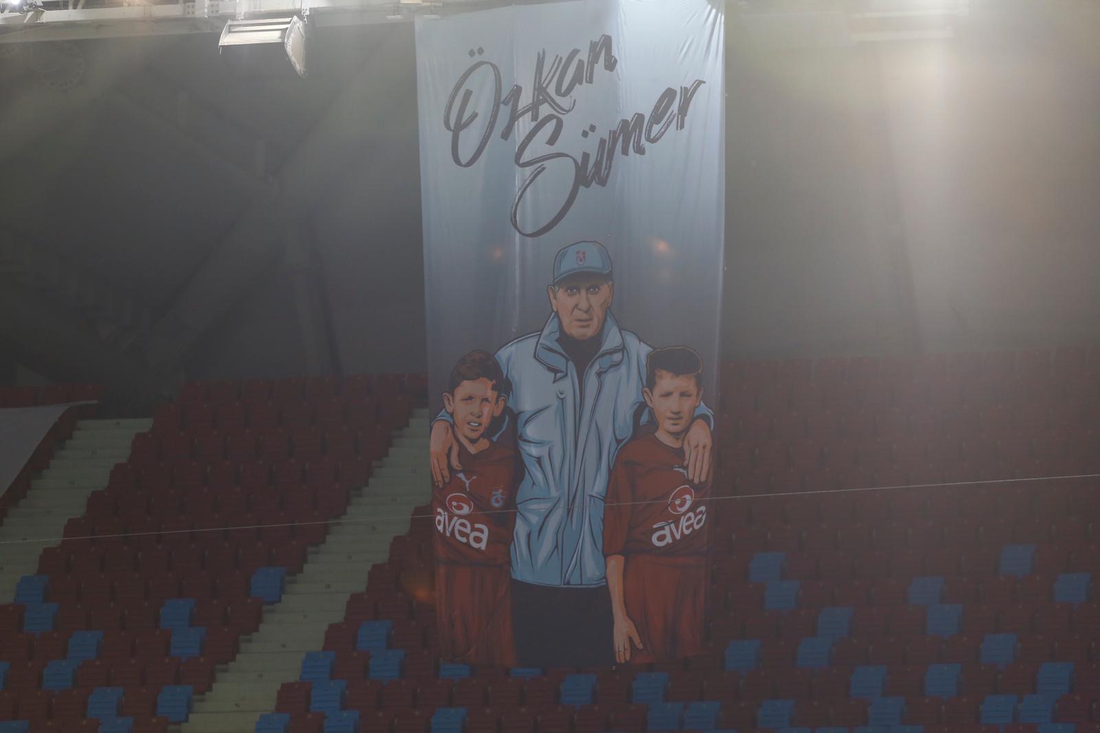 Trabzonspor ısınmaya, geçtiğimiz günlerde sonsuzluğa uğurladığımız Özkan Sümer’in fotoğrafının yer aldığı t-shirtlerle çıktı. #ÖzkanSümer