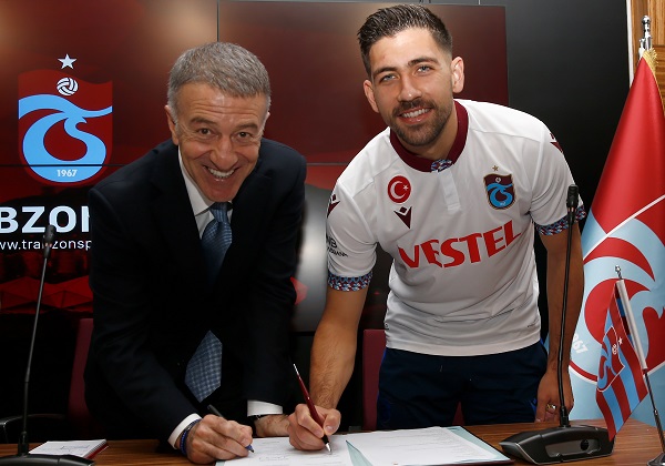Trabzonspor, yeni transferlere imza töreni düzenledi   
