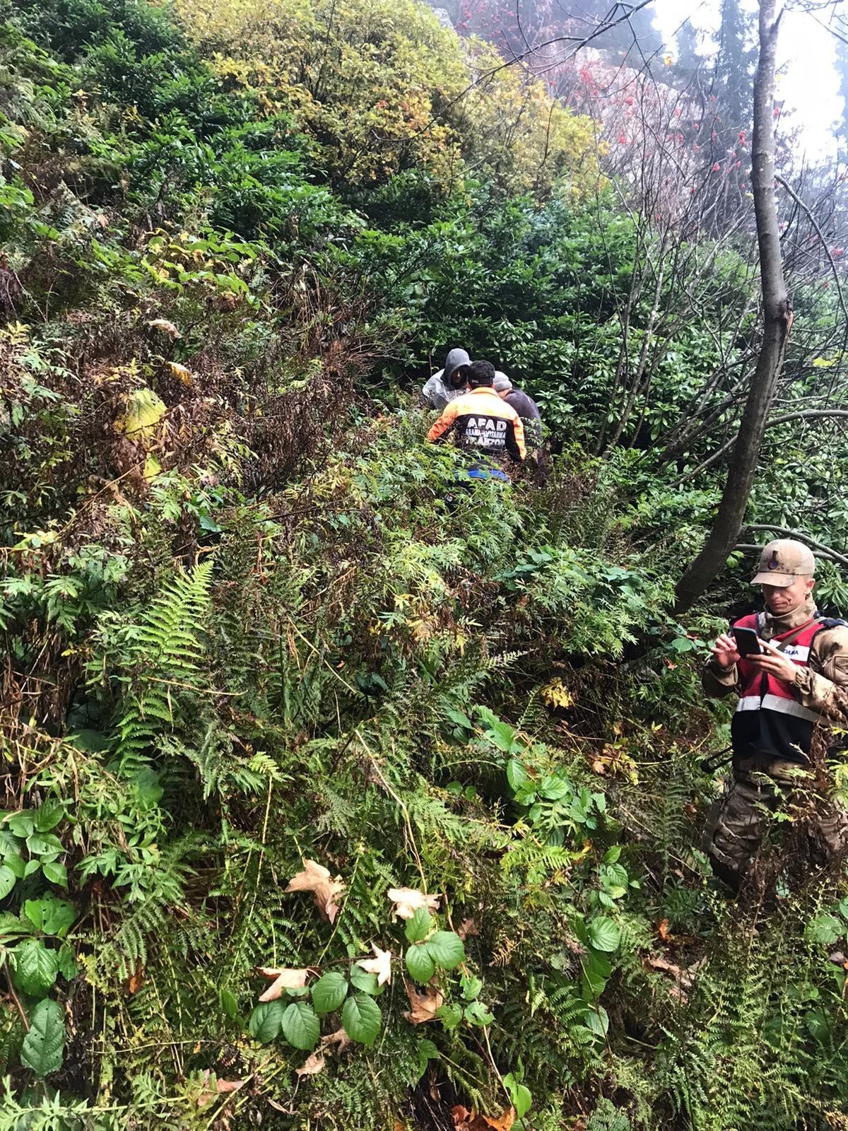 Trabzon'un Hayrat ilçesinde kaybolan iki genç sabah saatlerinde ormanlık alanda bulundu