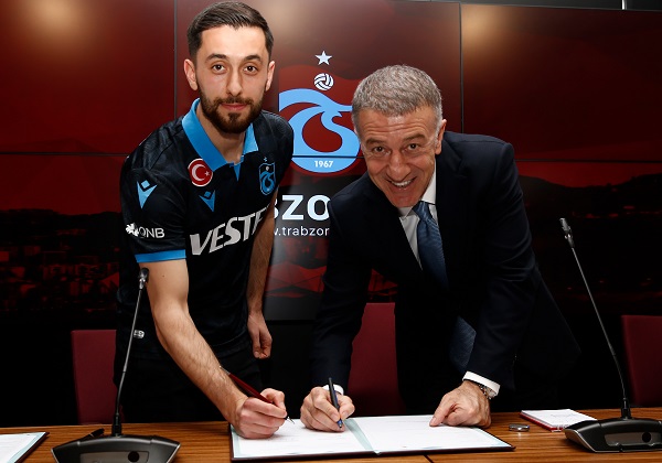 Trabzonspor, yeni transferlere imza töreni düzenledi   