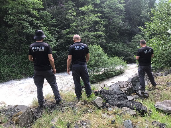 Fotoğraf çektirirken dereye düşerek kaybolan turisti arama çalışmaları sürüyor