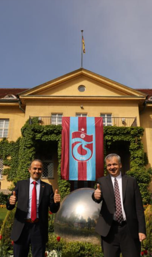 Almanya'nın Ankara Büyükelçiliği'ne Trabzonspor bayrağı asıldı 