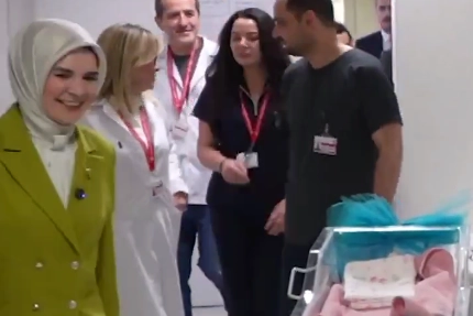 Bakan G&ouml;ktaş'tan doğum yapan annelere 'yeni yıl' ziyareti