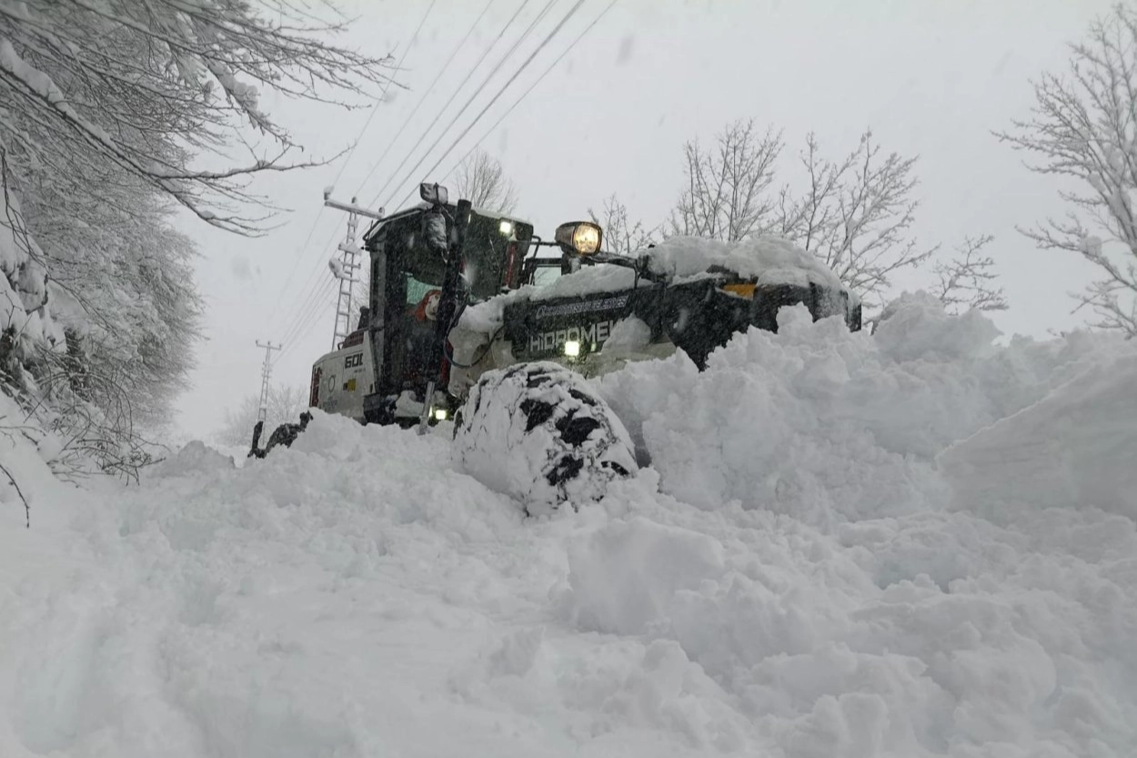 Ordu'da B&uuml;y&uuml;kşehir ekipleri karla m&uuml;cadelede sahada