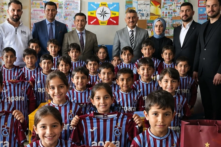 Trabzonspor sevgisi Patnoslu &ouml;ğrencilere forma hediyesi getirdi