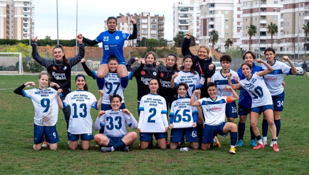Kadın futbol takımının hem başkanı hem antrenörü hem malzemecisi