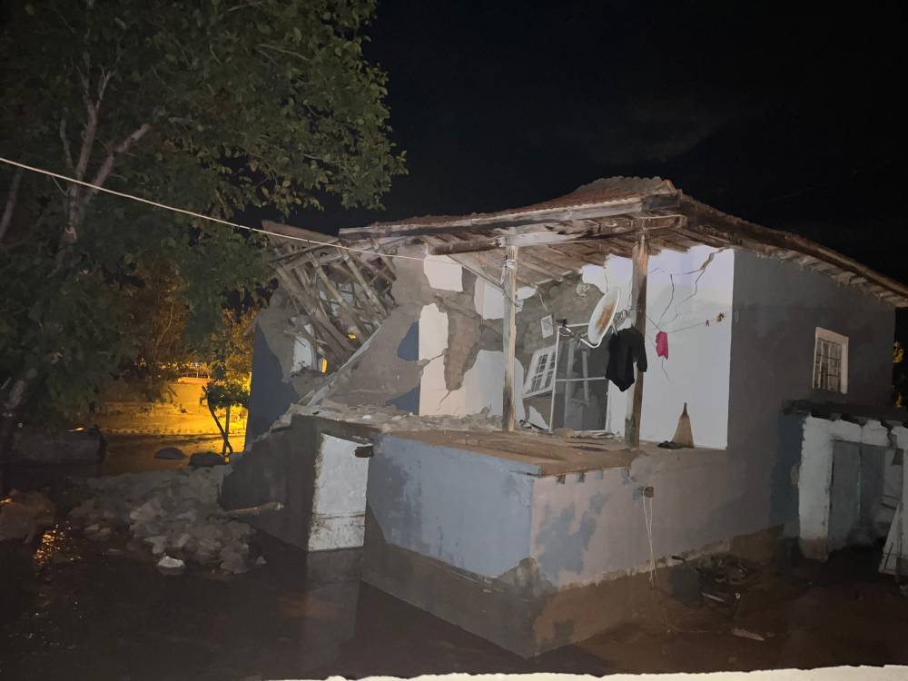Kırşehir’de sel nedeniyle 1 ev yıkıldı, 3 ev ağır hasar gördü / Ek görüntü