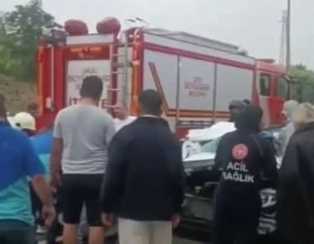 Otomobil, park halindeki TIR'a çarptı: 1 ölü, 2 yaralı