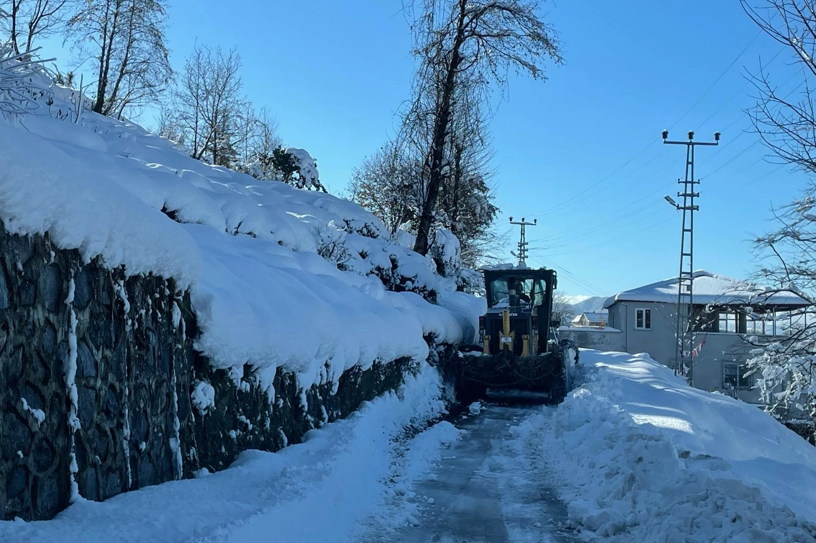133 k&ouml;ye ulaşım yok! Trabzon'da kar seferberliği