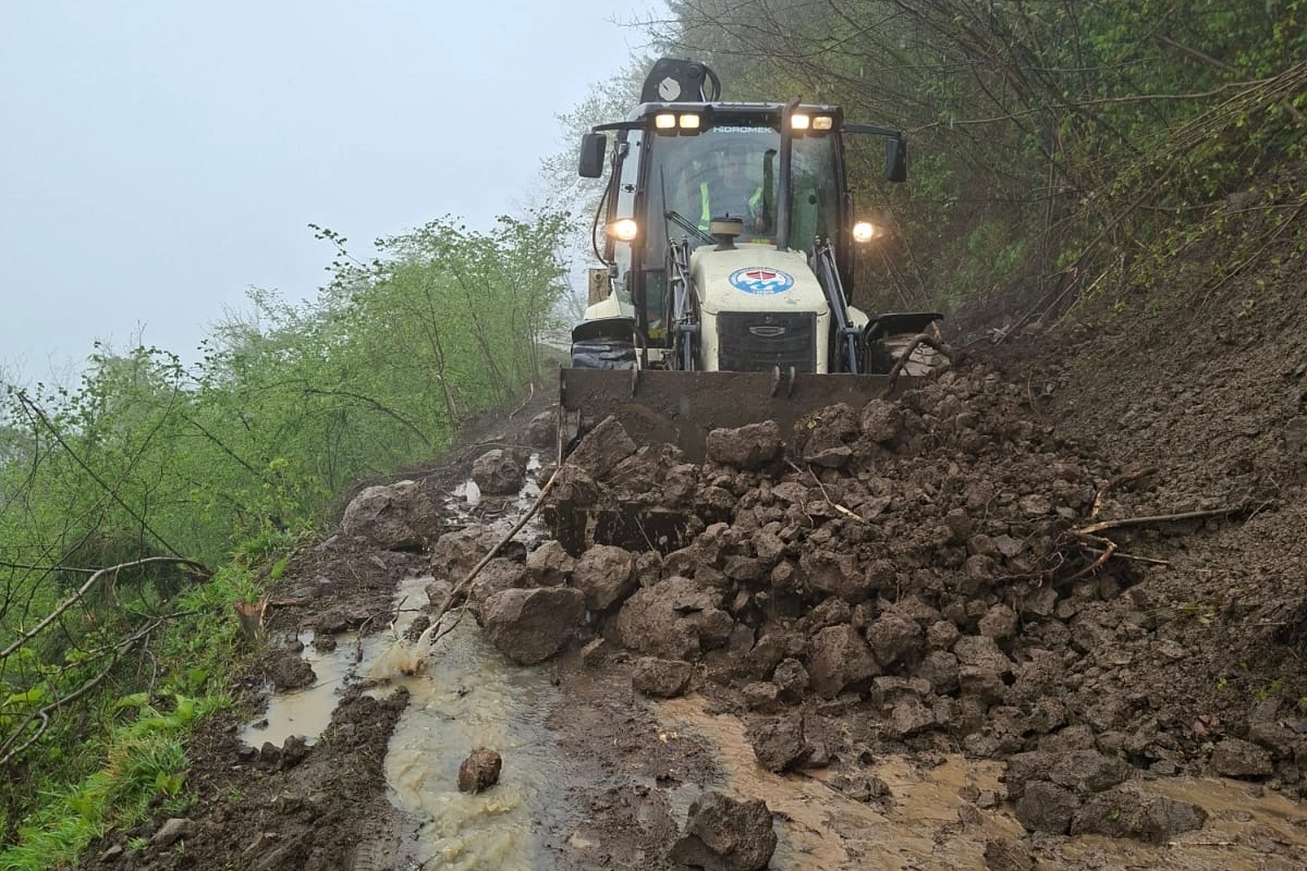 Trabzon&rsquo;da heyelan sonrası 4 yol a&ccedil;ıldı