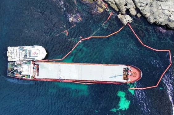 Karadeniz'de nefes kesen operasyon! Karaya oturan gemideki yakıt güvenle tahliye edildi!