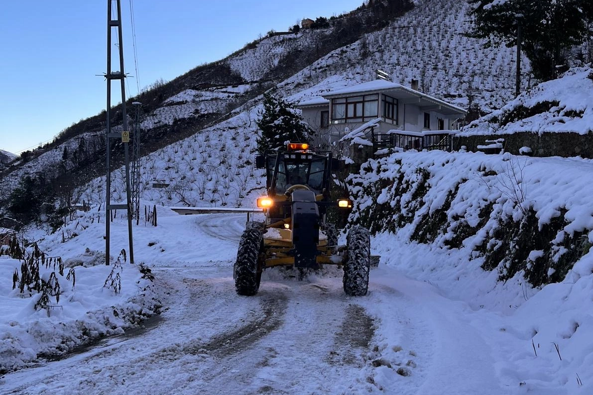 Trabzon'da yoğun kar mesaisi! T&uuml;m yollar a&ccedil;ıldı