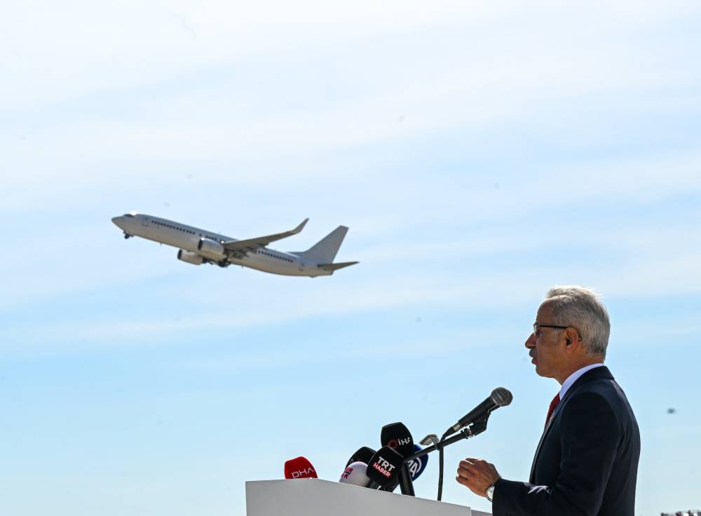 Bakan Uraloğlu: Uçuşta powerbank kullanımının yasaklanmasını tavsiye ettik