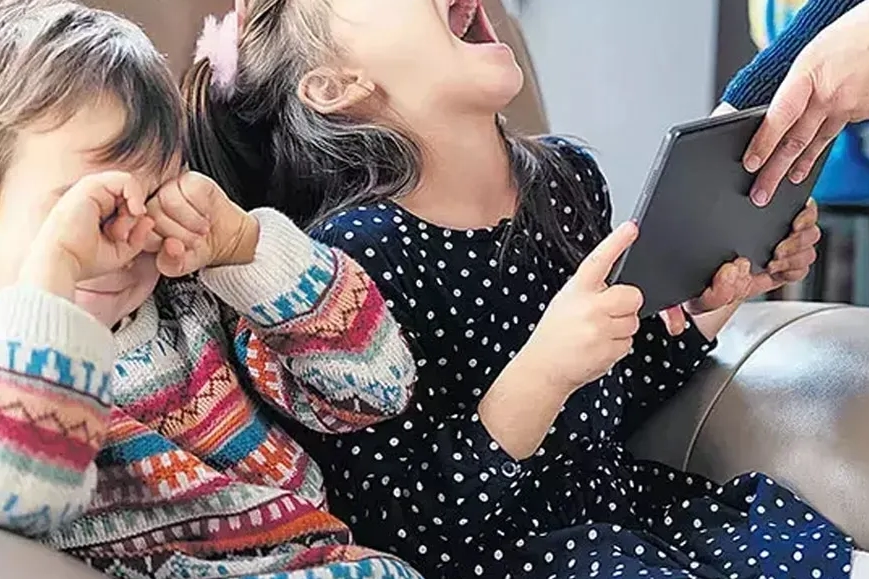 15 yaş altına sosyal medya d&uuml;zenlemesi geliyor! Doğum ve babalık izinleri artıyor!