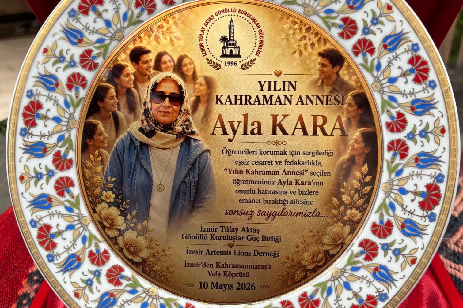 Kahraman &ouml;ğretmen Ayla Kara&rsquo;ya 'yılın annesi' &ouml;d&uuml;l&uuml;