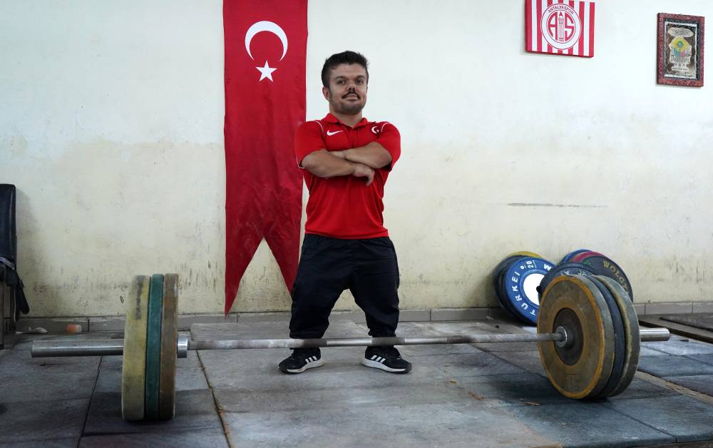 Halterle hayatı değişti, şimdi gözü dünya şampiyonluğunda 