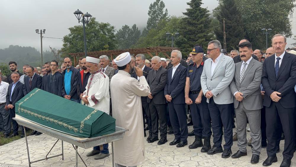 Bakan Uraloğlu, Trabzon’da yakınının cenazesine katıldı