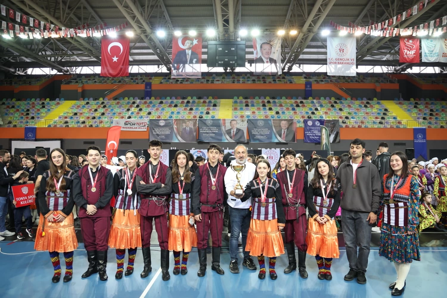 Trabzon&rsquo;da halk oyunlarında &ccedil;ifte şampiyonluk