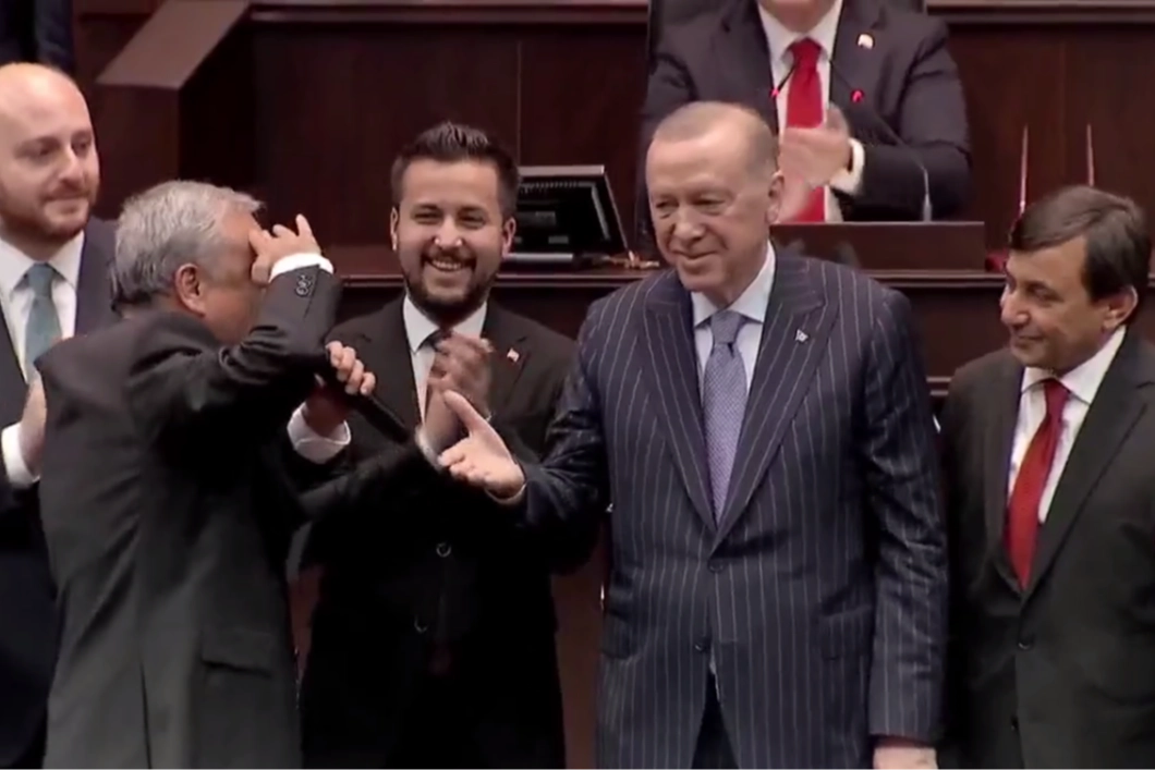 TBMM'de AK Parti'nin sayısı 275'e y&uuml;kseldi... Hasan Ufuk &Ccedil;akır, Erdoğan'a selam durdu