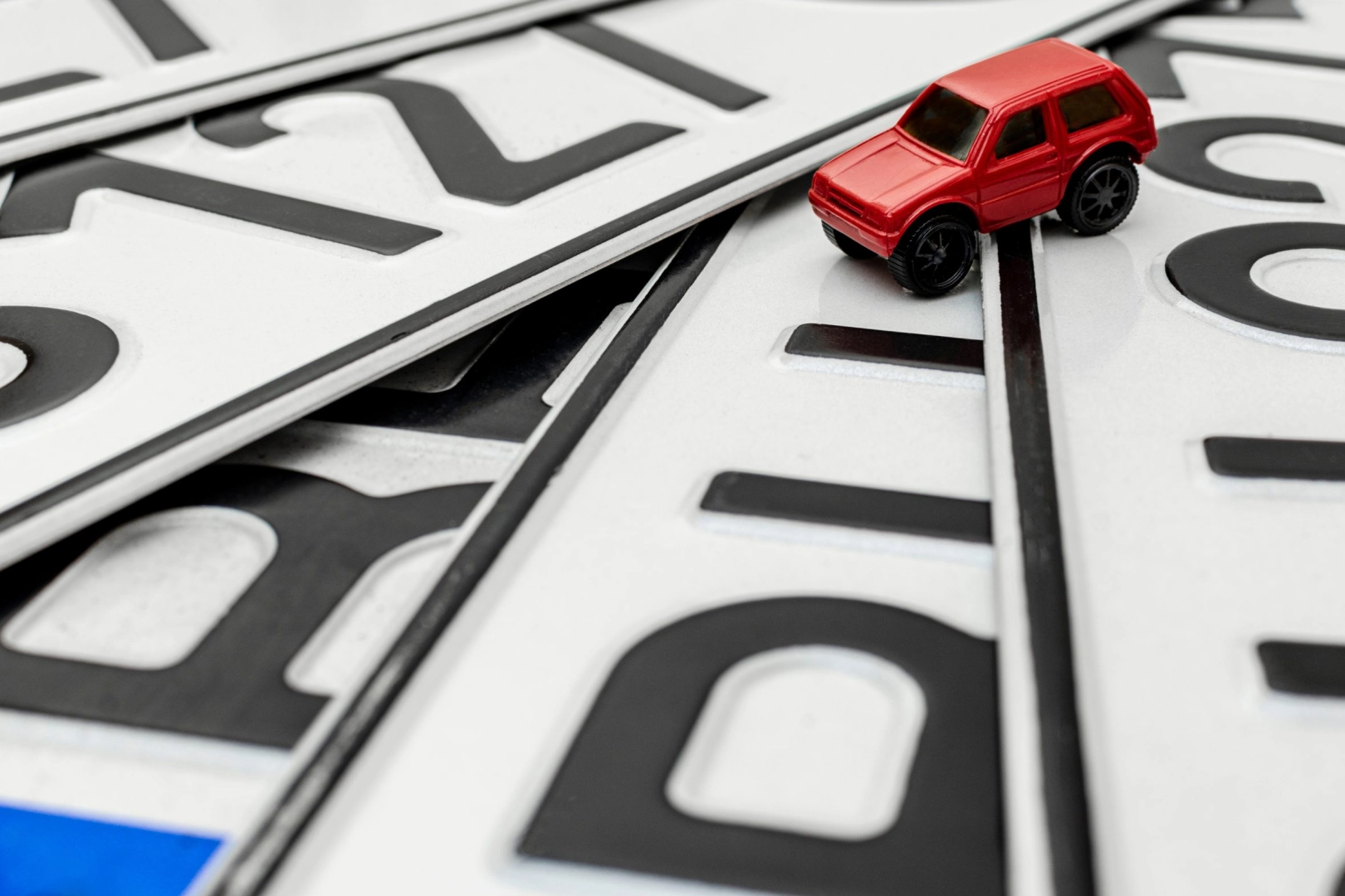 APP plaka g&uuml;ndemde! Ceza yememek i&ccedil;in nasıl değiştirilir?