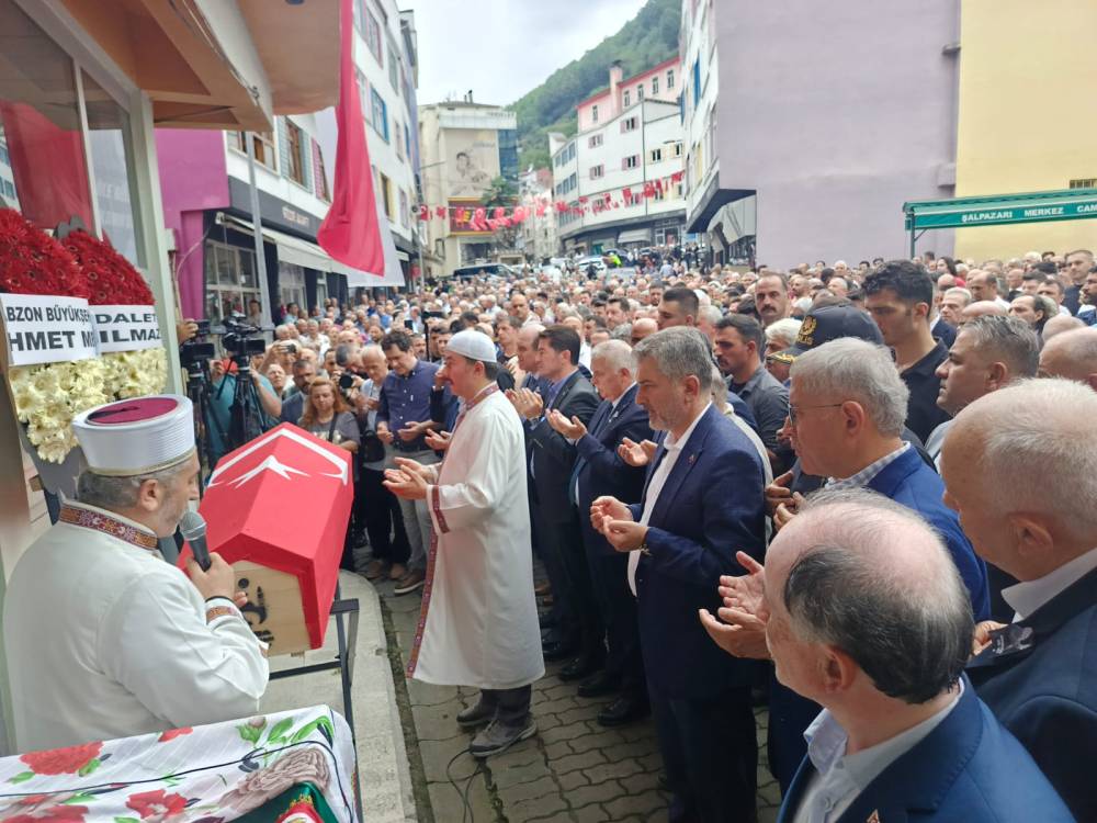 Eski bakan Demir, toprağa verildi - Trabzon