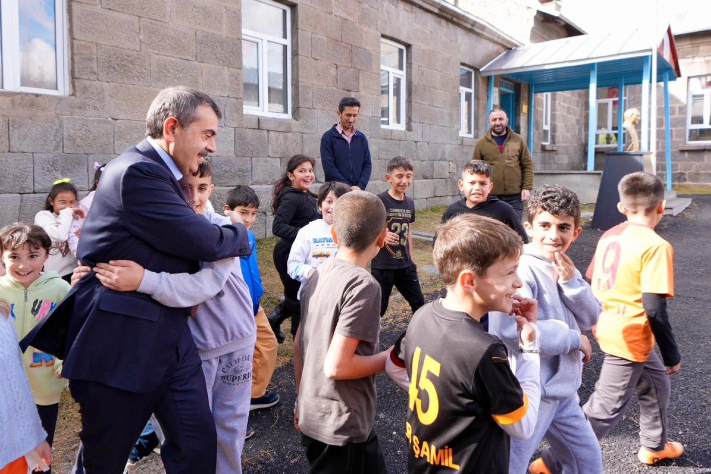 Öğrenciler ara tatile çıktı! Bakan Tekin: Dinlenin, kendinize zaman ayırın