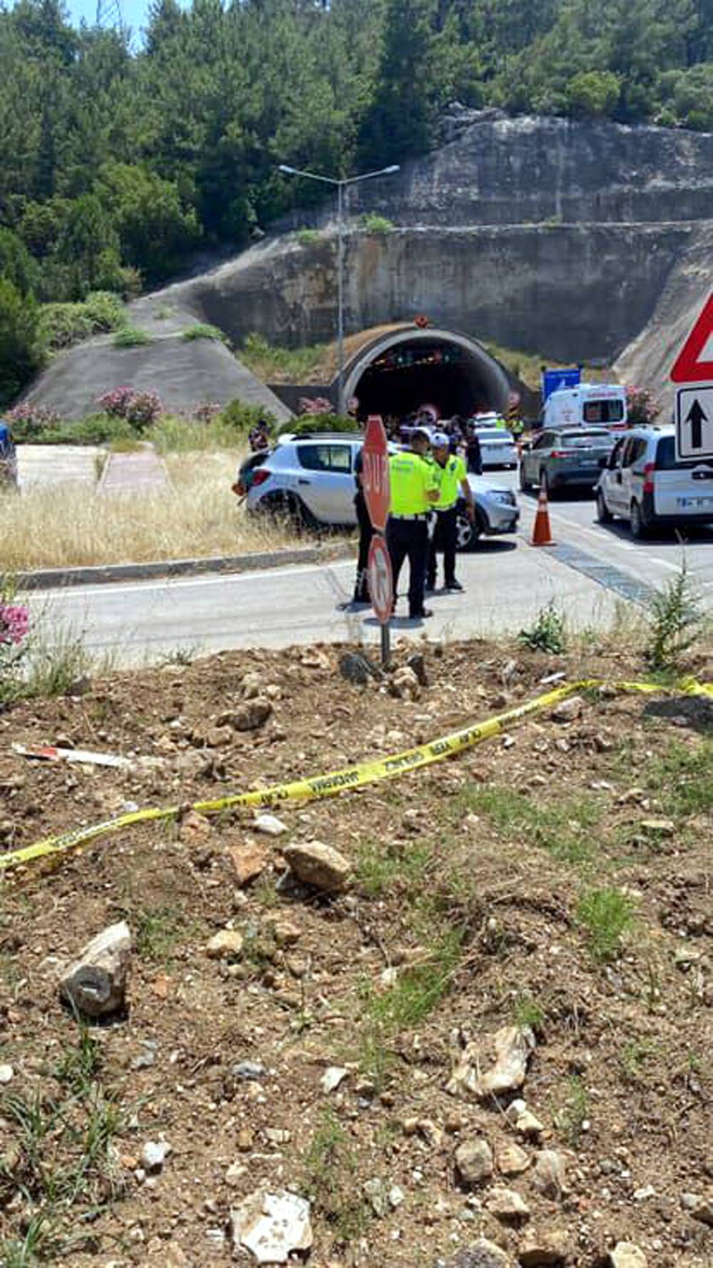 Antalya’da tünel girişinde kaza: 2 ölü, 4 yaralı