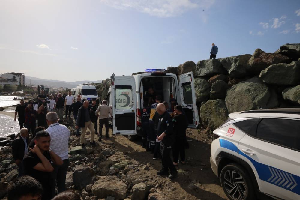 Trabzon'da denize giren 2 arkadaş, boğuldu