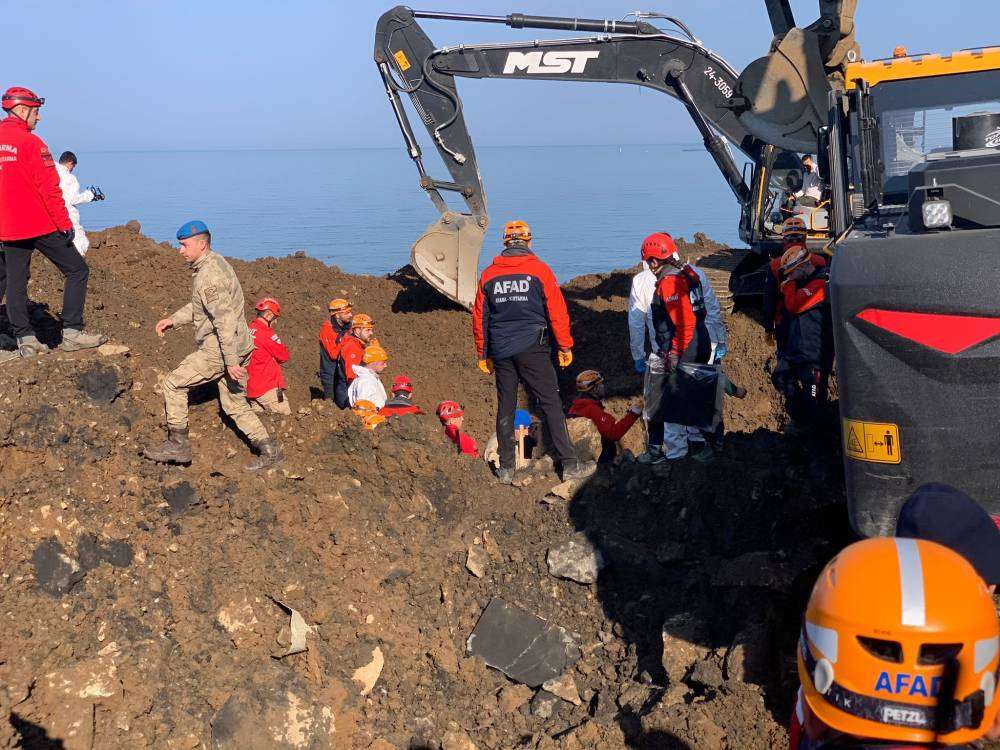 Karadeniz Sahil Yolu'ndaki heyelanda toprak altında kalan araca 36 saat sonra ulaşıldı (3)