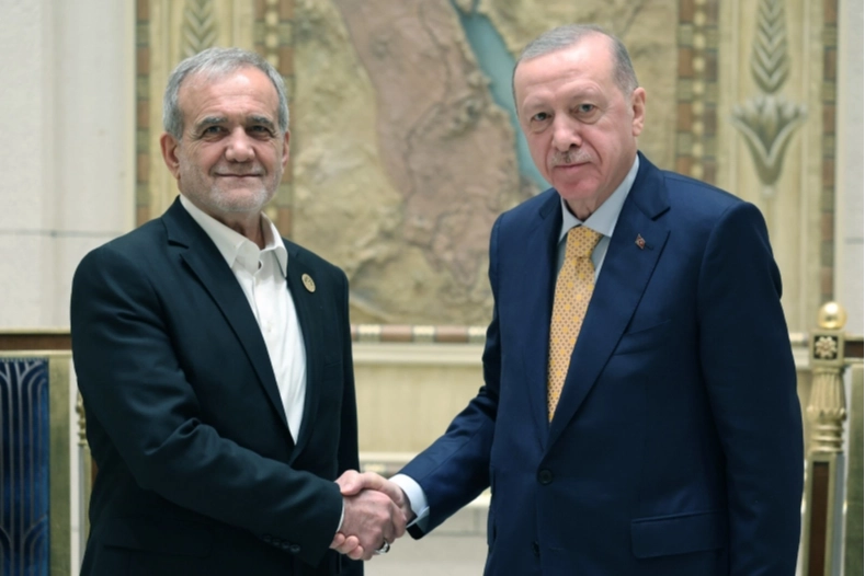 Cumhurbaşkanı Erdoğan İran Cumhurbaşkanı Pezeşkiyan ile g&ouml;r&uuml;şt&uuml;