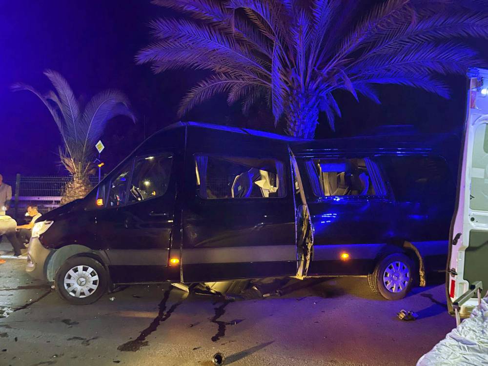 Tur minibüsü ile otomobil çarpıştı: 2 ölü, 7 yaralı