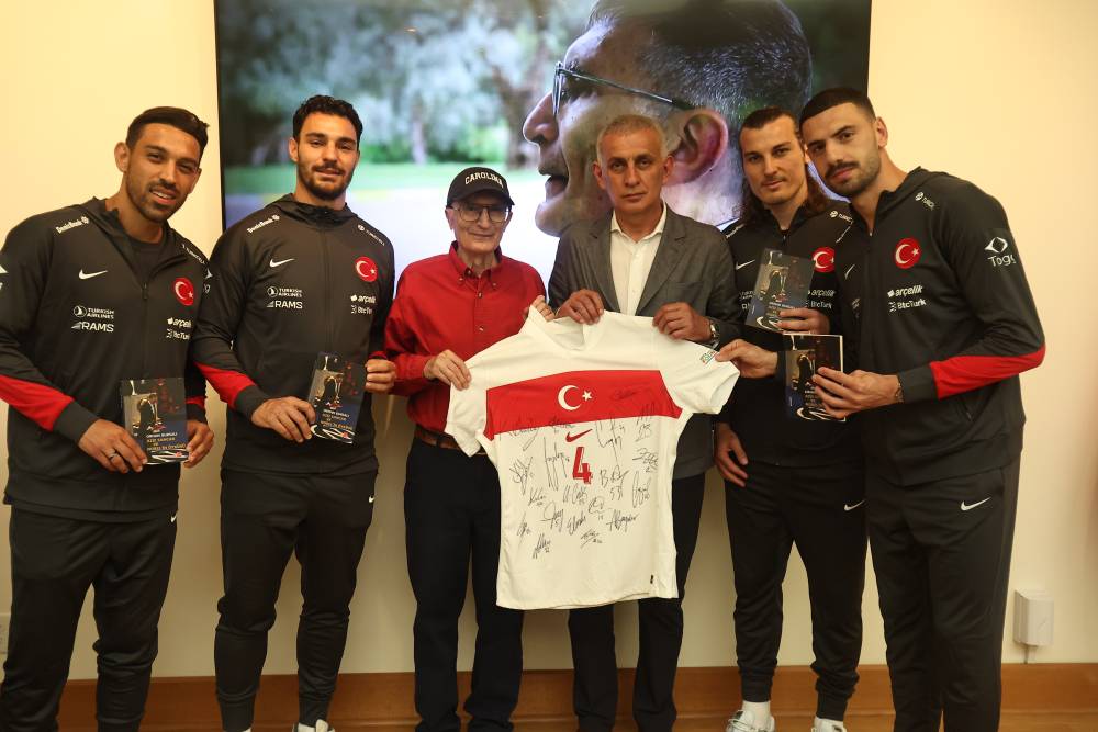 TFF Başkanı Hacıosmanoğlu ve A Milli Takım oyuncularından Aziz Sancar'a ziyaret