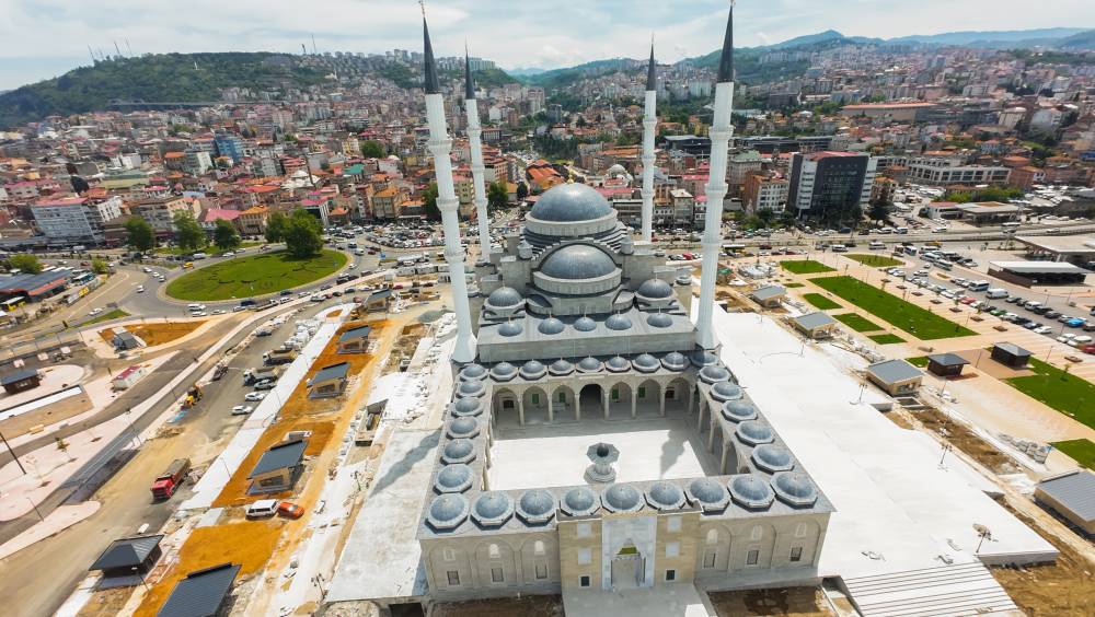 Doğu Karadeniz'in en büyük camisi Trabzon'da ibadete açıldı