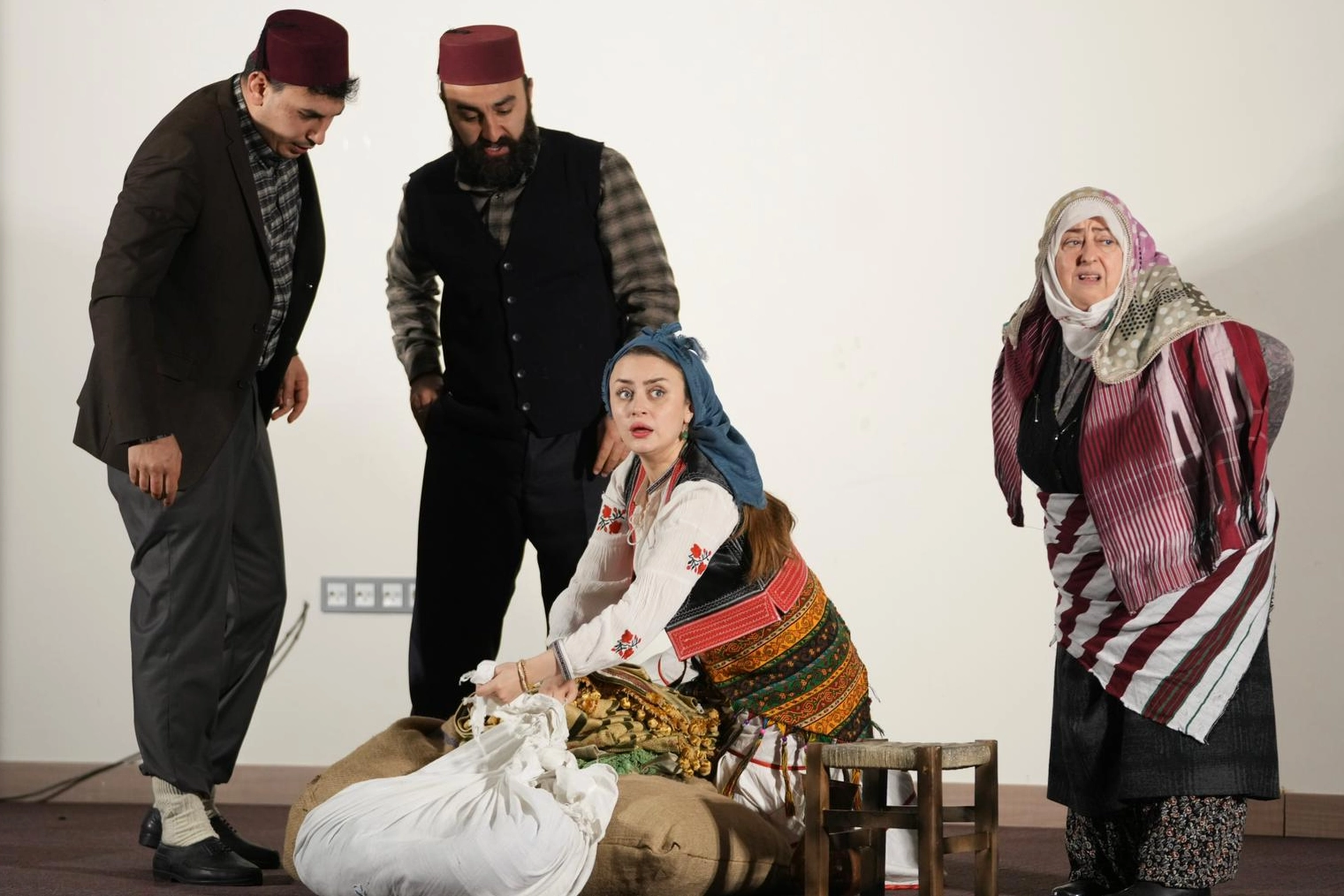 Trabzon şehir tiyatrosu il&ccedil;elerde sahne alıyor