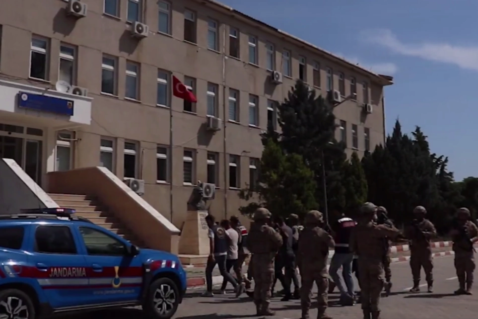 FET&Ouml;'ye 33 ilde 43 tutuklama!