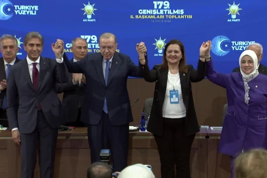 CHP'li iki belediyeden AK Parti'ye katılım! Rozetlerini Erdoğan taktı