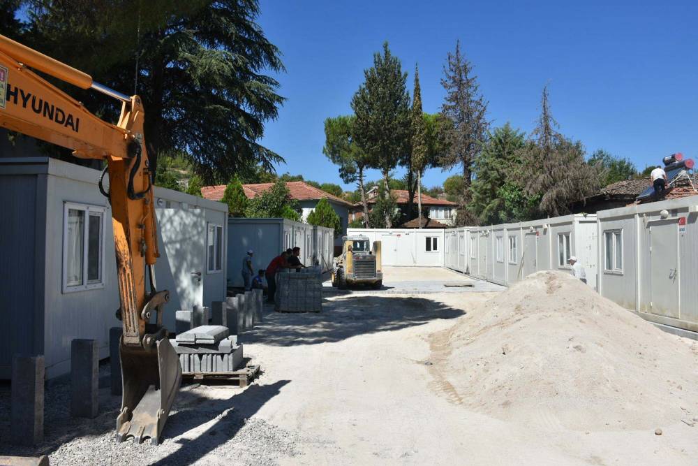 Depremin vurduğu Sındırgı'da ilk geçici barınma merkezi kuruldu
