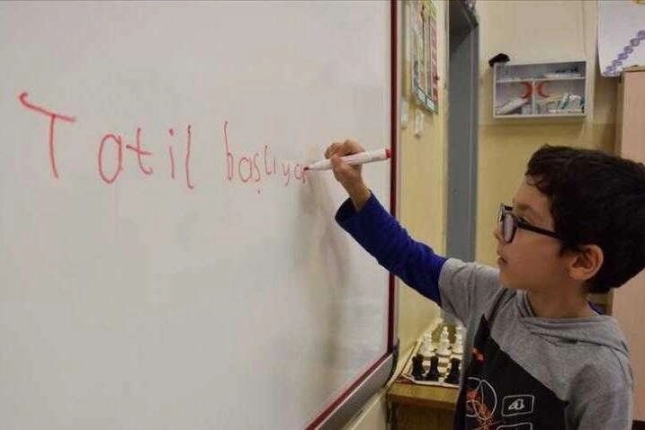 18 milyon &ouml;ğrenci ara tatile &ccedil;ıkıyor... Tatil kitapları erişime a&ccedil;ıldı