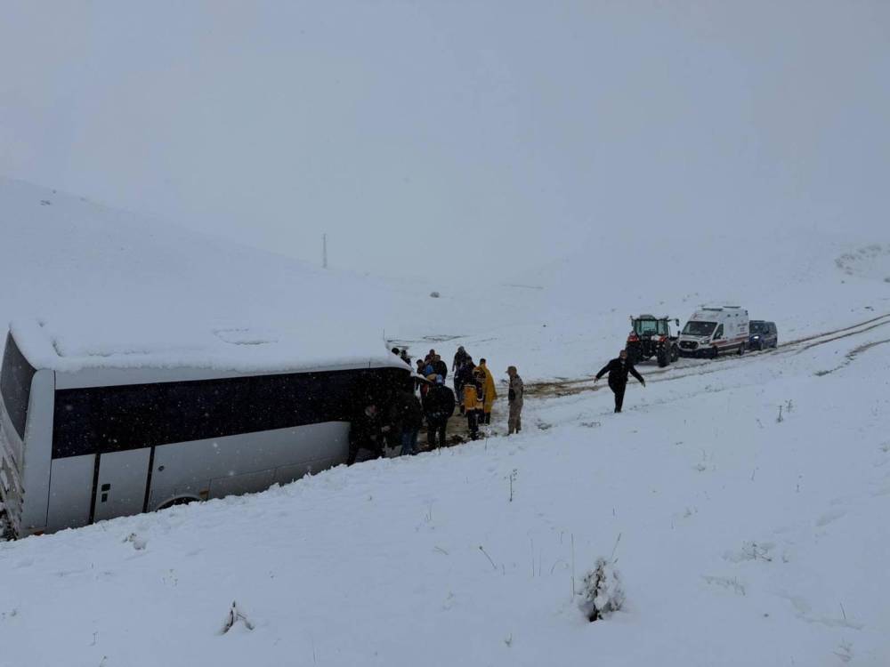 Erzurum’a mayıs ortasında kar yağdı, Trabzonlu taraftarları taşıyan otobüs yoldan çıktı