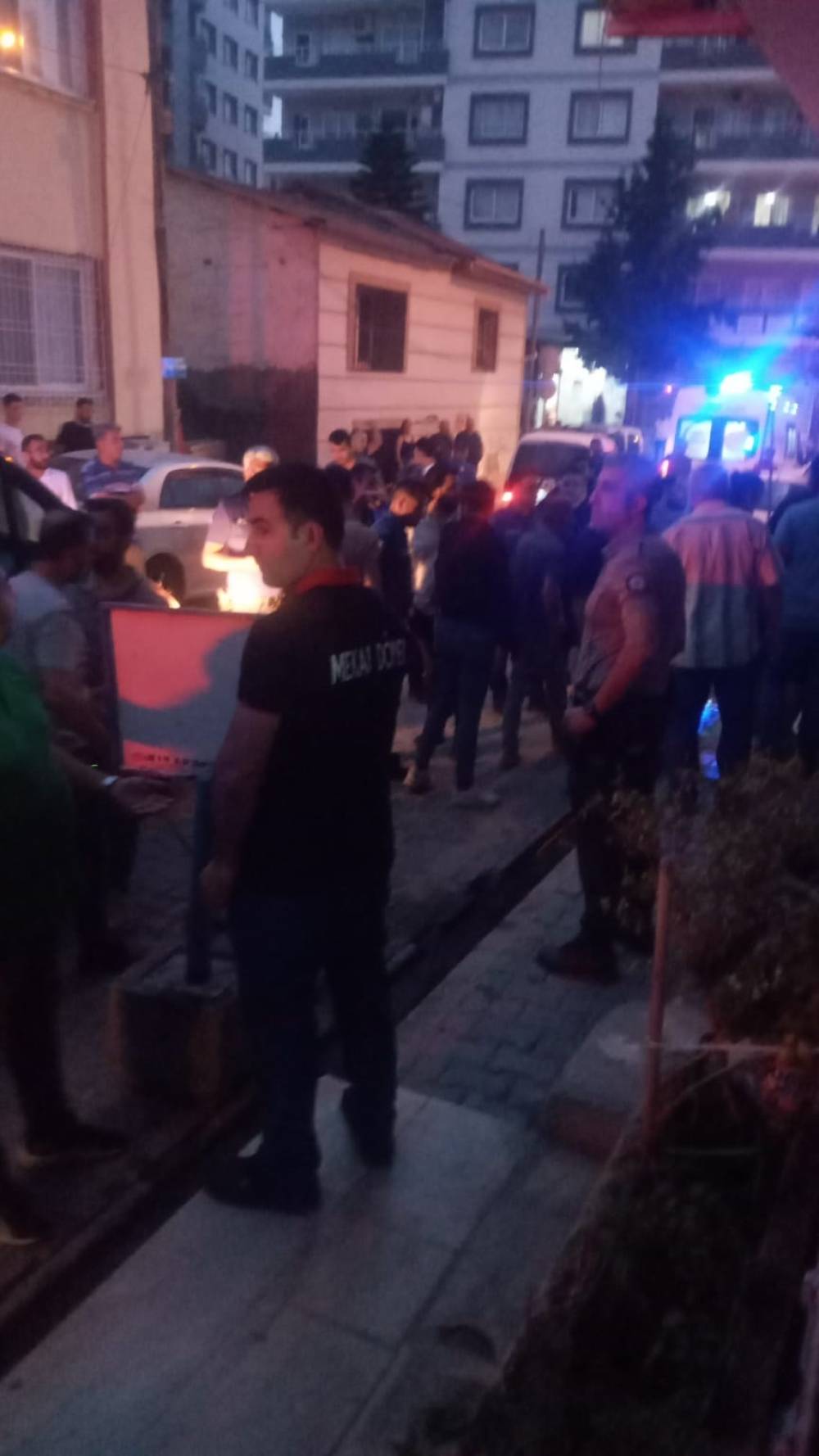Tarsus'ta esnaflar arasında bıçak ve satırlı kavga; 1 ölü, 2'si polis 6 yaralı