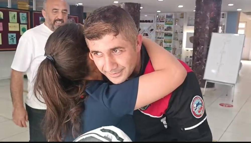 Trabzon’da sınava geç kalan öğrenciyi polisler yetiştirdi 