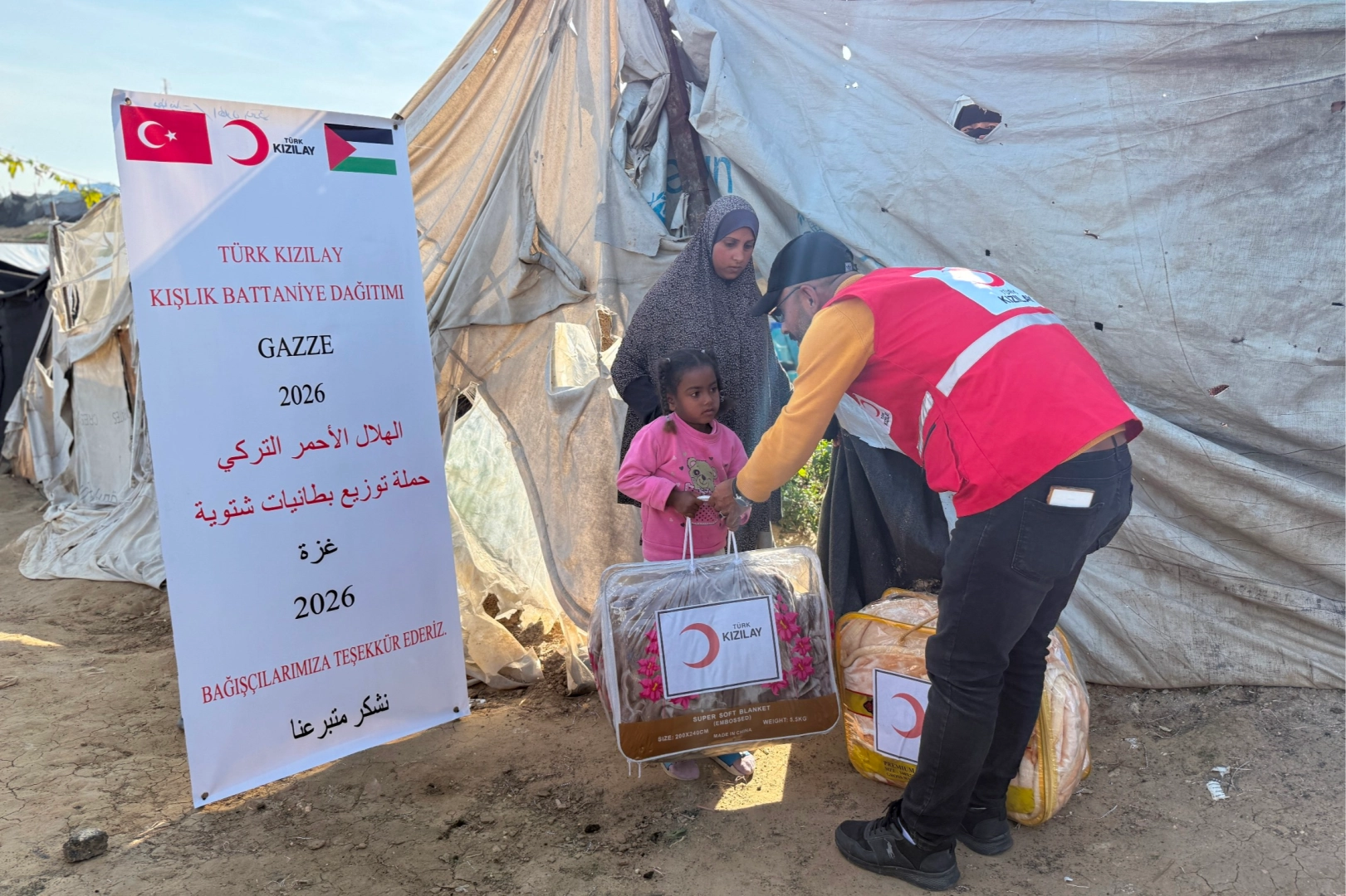 Kızılay Gazze i&ccedil;in sıcak yardım hızını kesmiyor